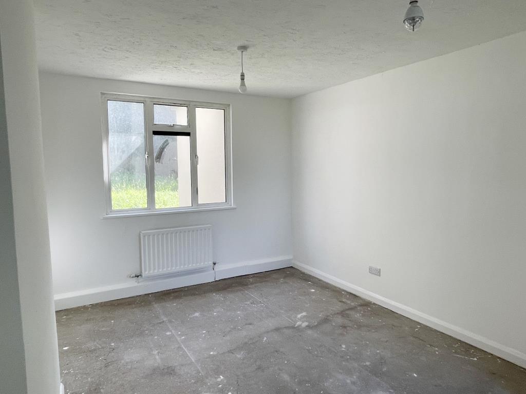 Lot: 110 - SEMI-DETACHED HOUSE FOR IMPROVEMENT - living room in semi for improvement